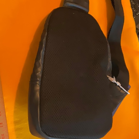 Stone Mountain Genuine Leather Black Sling Crossbody Bag, NWT - Picture 11 of 16